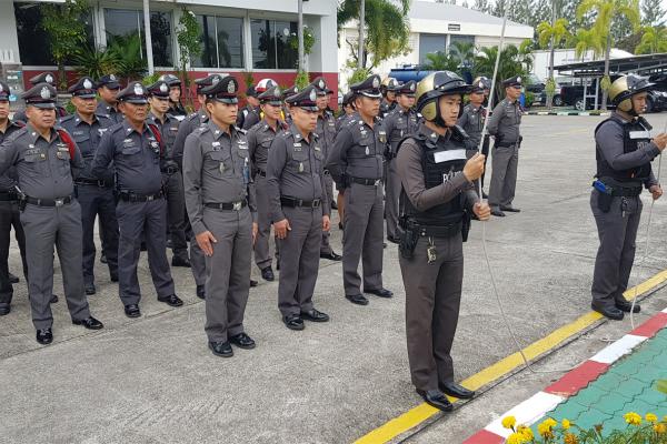 ข้าราชการตำรวจ สภ.บางปู ร่วมกันเคารพธงชาติ อ่านสาร ผบ.ตร.ถวายสัตย์ปฏิญาณ